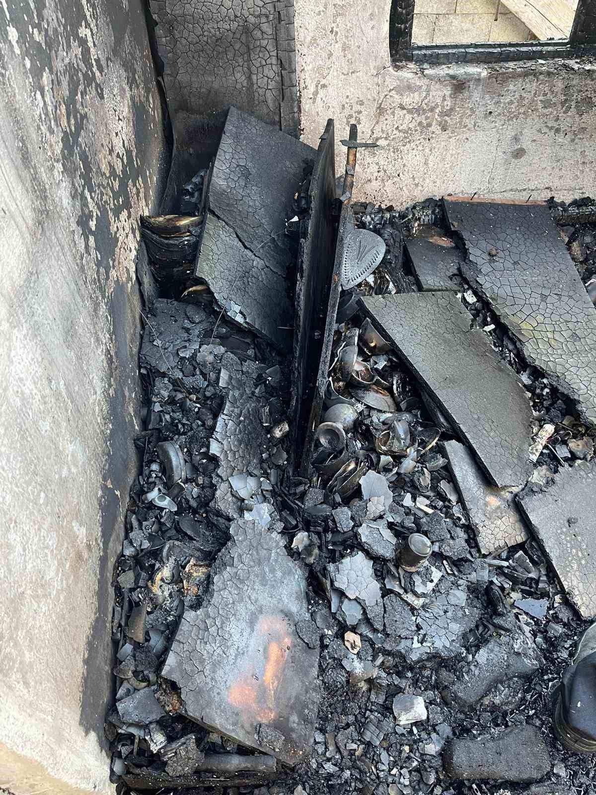 Yangında ev kullanılamaz hale geldi, büyük miktarda dolar ve Türk Lirası yandı