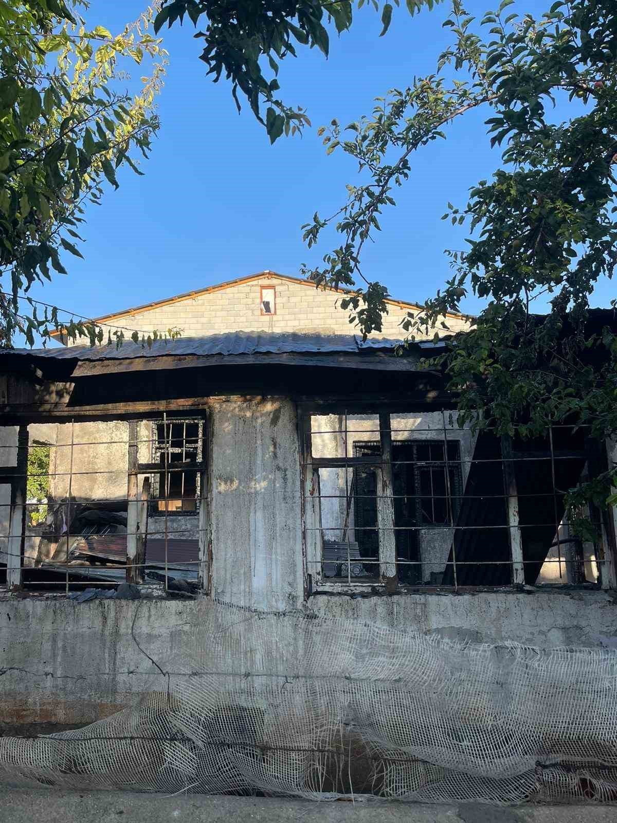 Yangında ev kullanılamaz hale geldi, büyük miktarda dolar ve Türk Lirası yandı