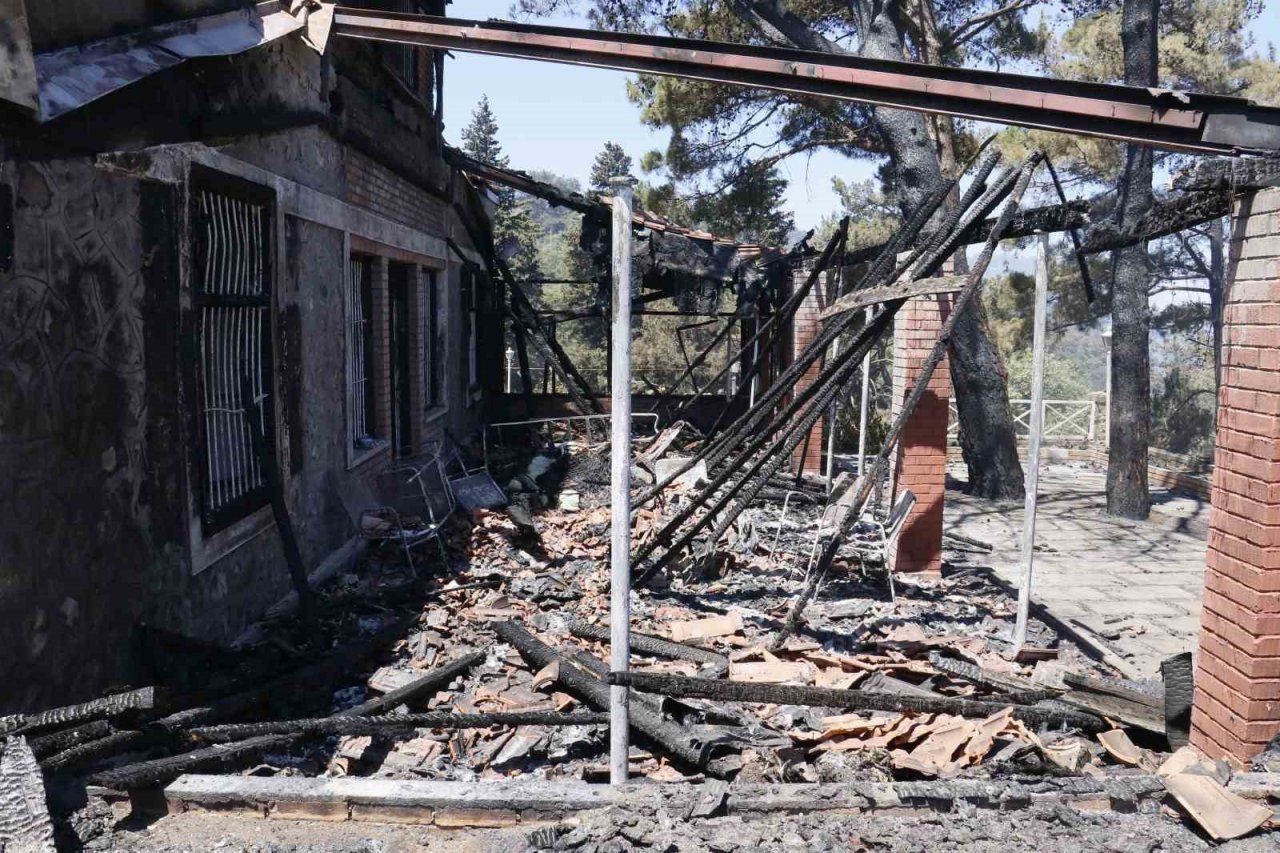 Depremin yıkamadığı evleri yangın yerle bir etti