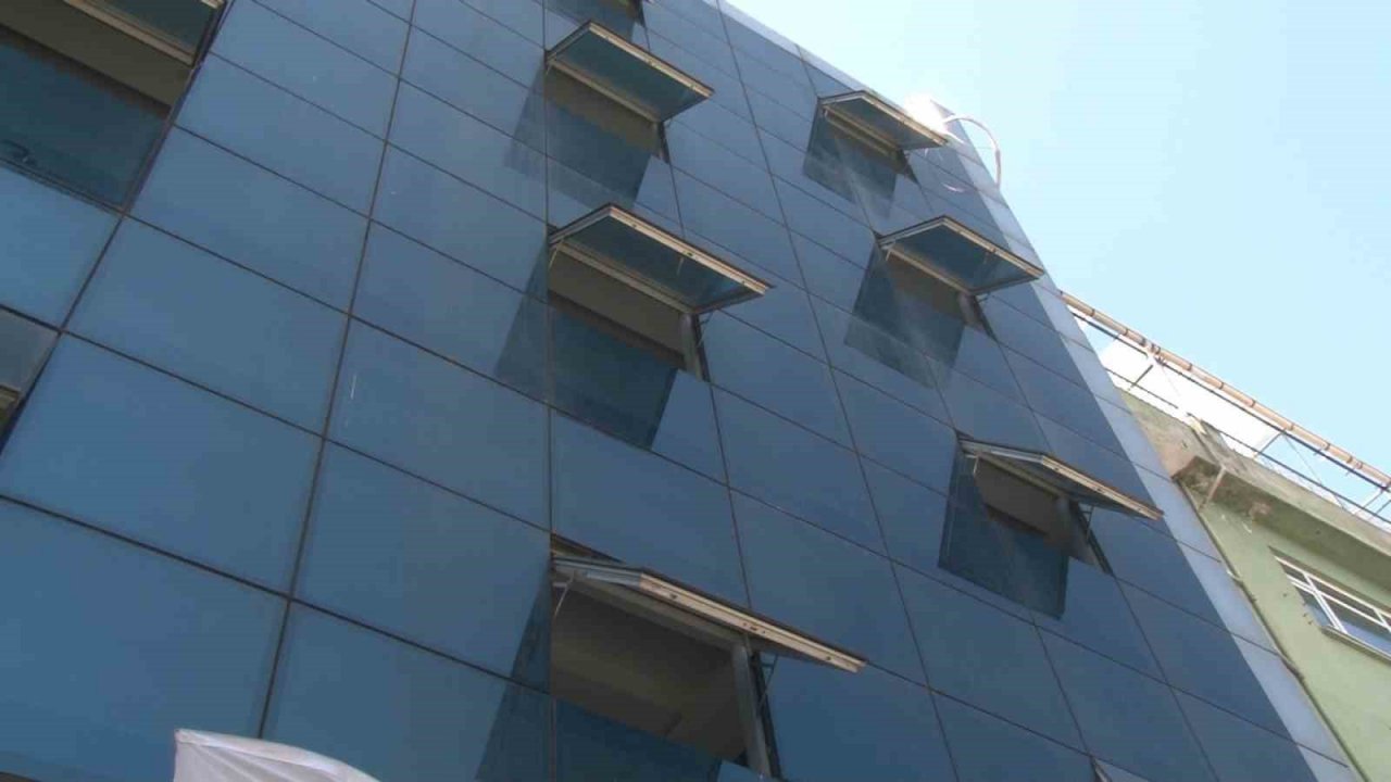 Ataşehir’de otelde satırlı tahliye krizi: Camları söktü, duvarları kırdı