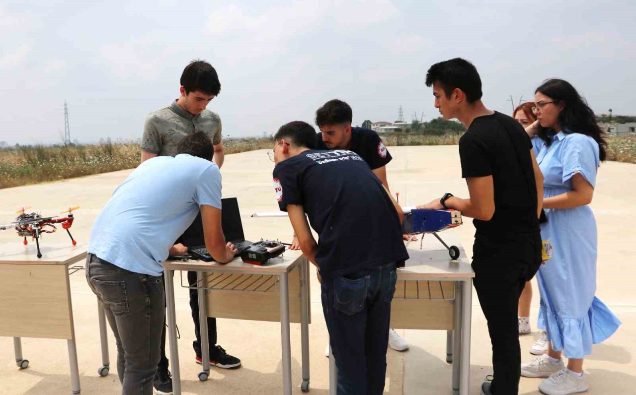 İnsansız hava araçları yapıp, okul pistinde deniyorlar