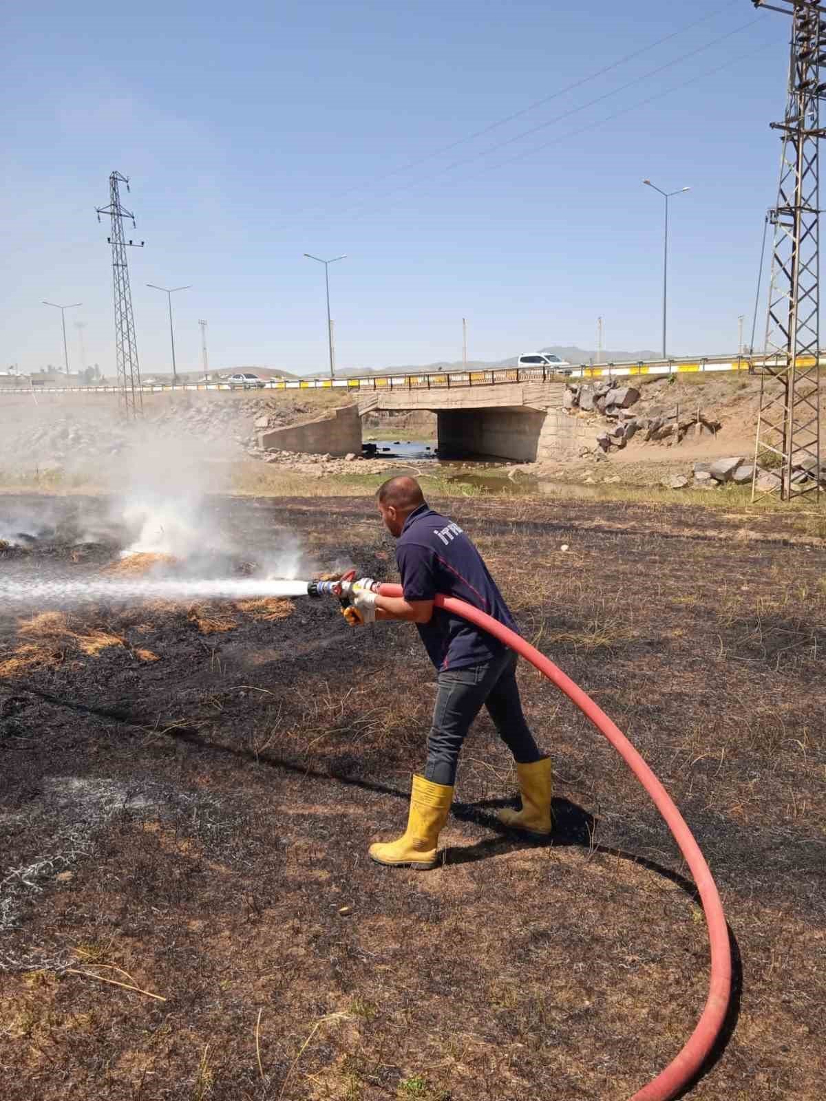 Ağrı’da tarla yangını