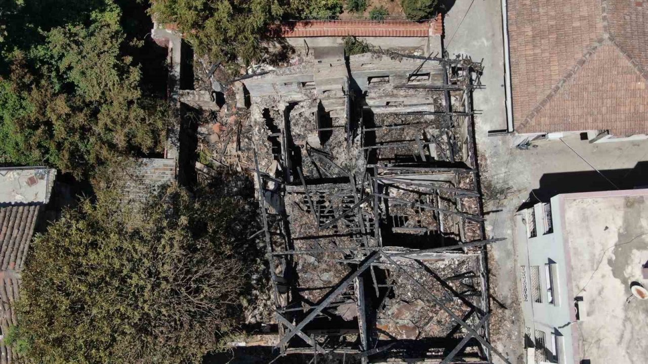 İtfaiye erlerinin söndürürken ölümden döndüğü metruk bina yangını muhtarı da isyan ettirdi