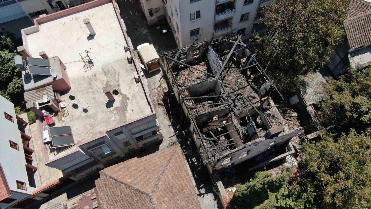 İtfaiye erlerinin söndürürken ölümden döndüğü metruk bina yangını muhtarı da isyan ettirdi