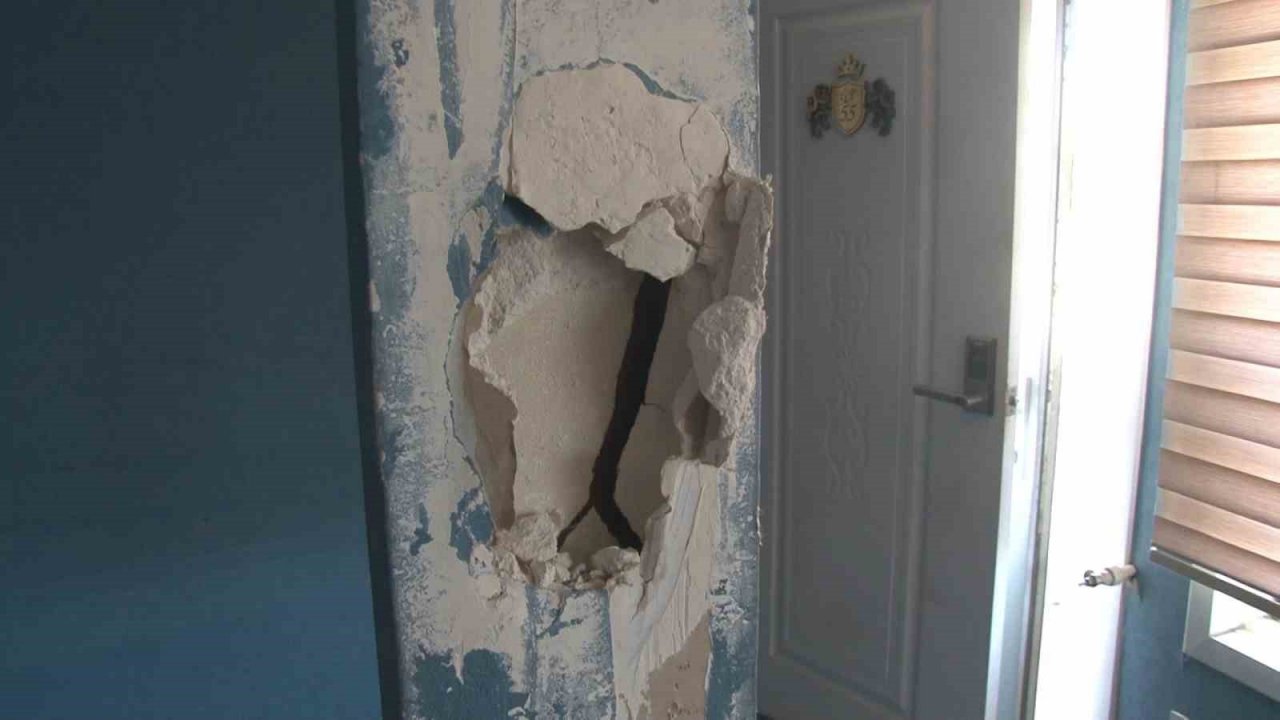 Ataşehir’de otelde satırlı tahliye krizi: Camları söktü, duvarları kırdı