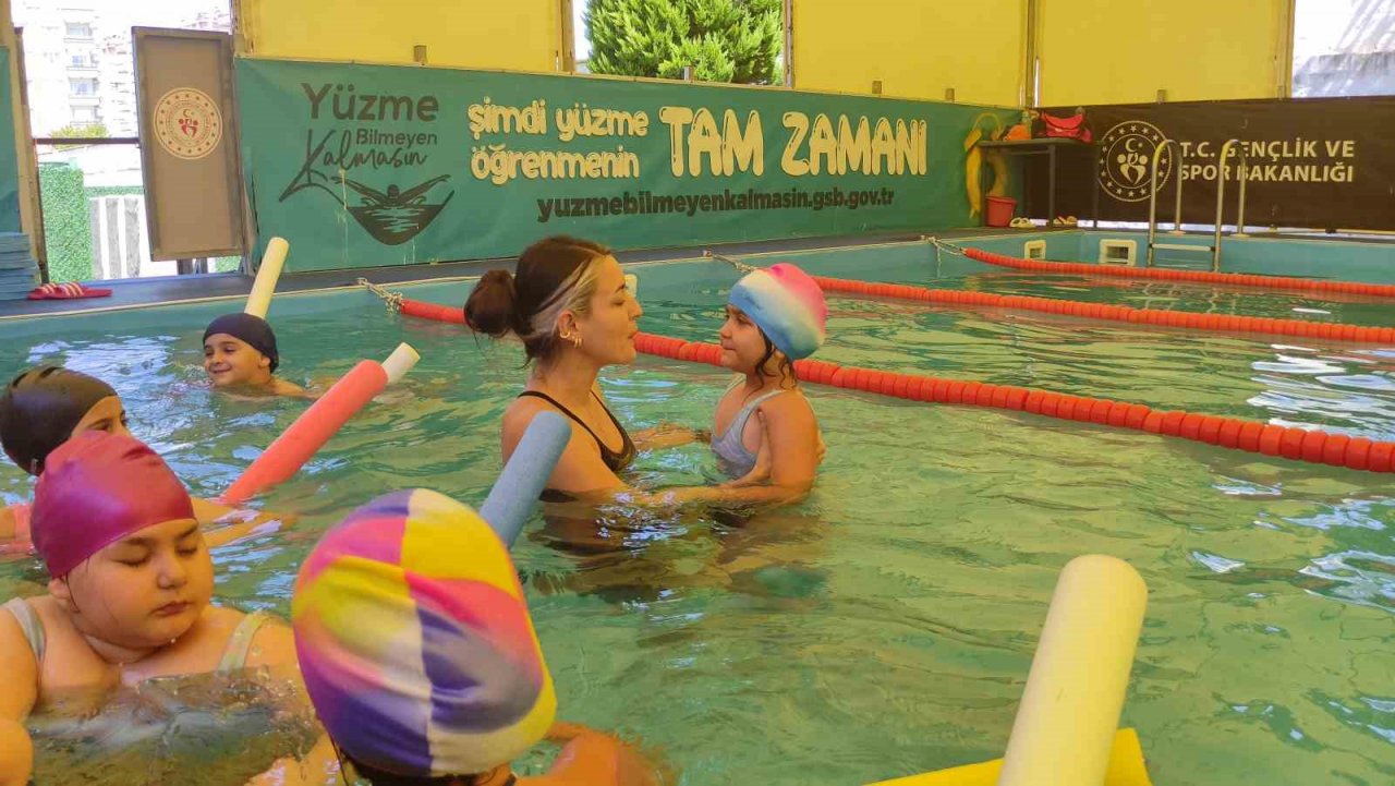 Minikler portatif yüzme havuzunda yüzme öğreniyor