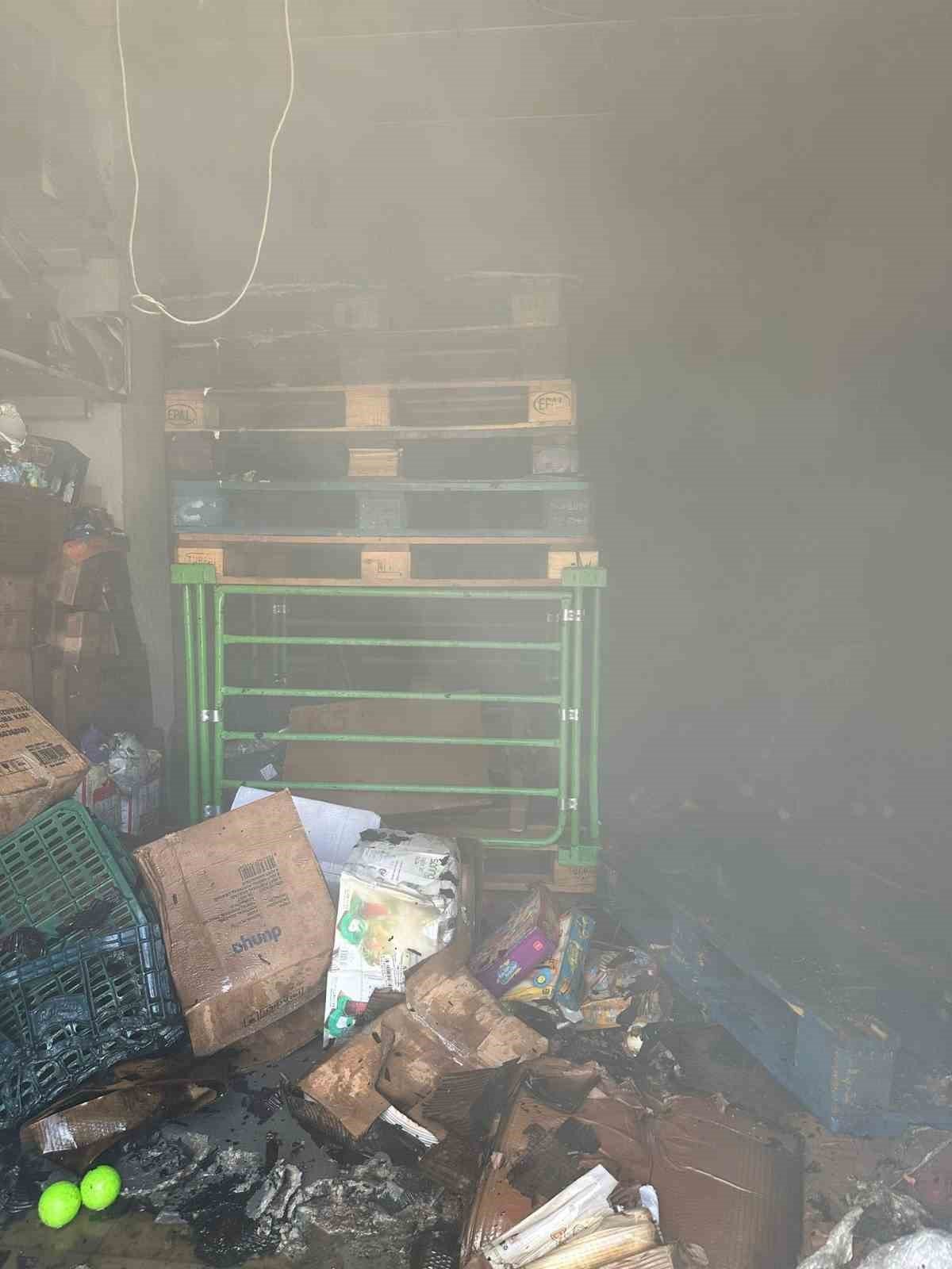 Zincir markette çıkan yangın korkuttu