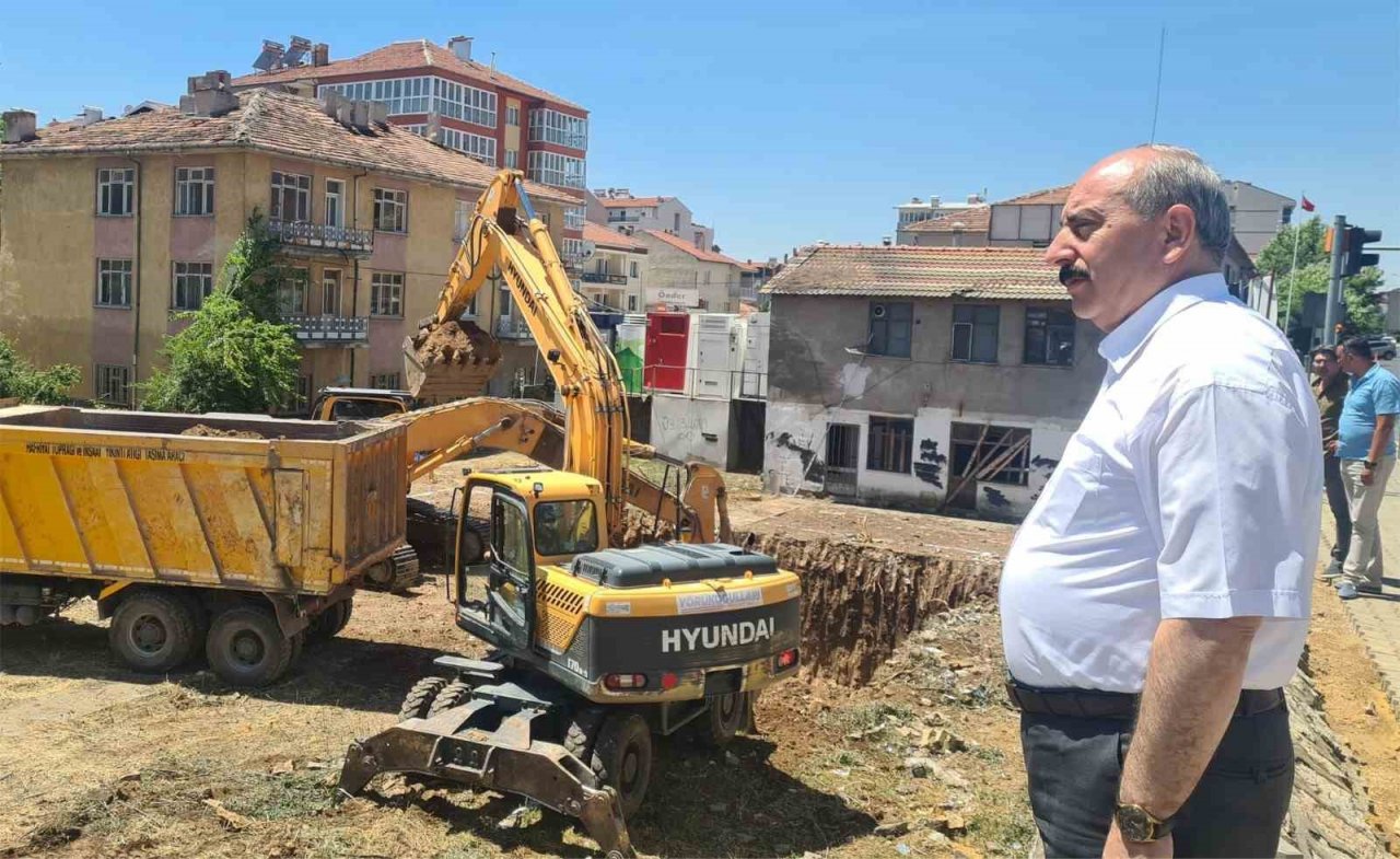 Banaz kendine yakışan bir belediye binası için gün sayıyor
