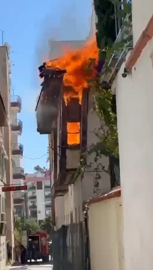 İtfaiye erlerinin söndürürken ölümden döndüğü metruk bina yangını muhtarı da isyan ettirdi