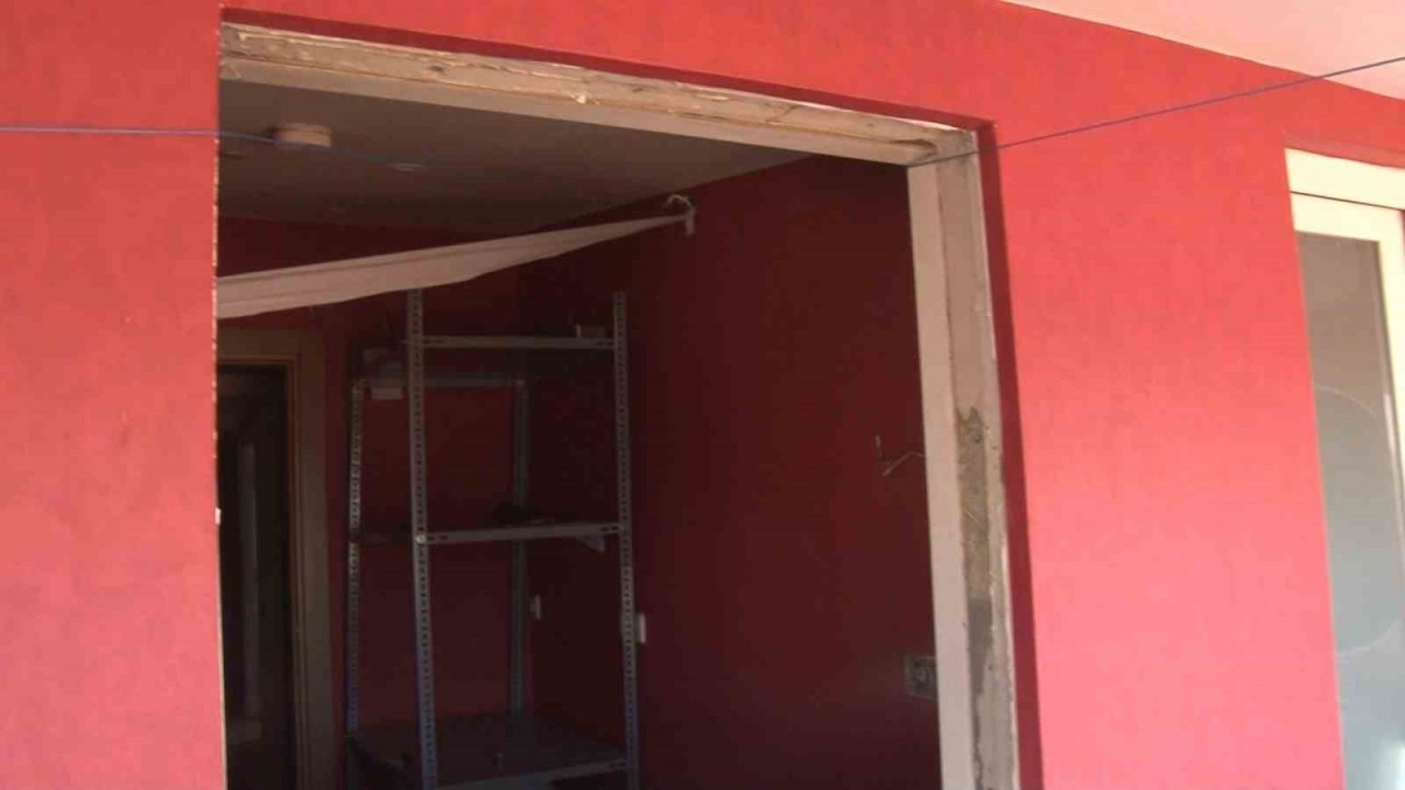 Ataşehir’de otelde satırlı tahliye krizi: Camları söktü, duvarları kırdı