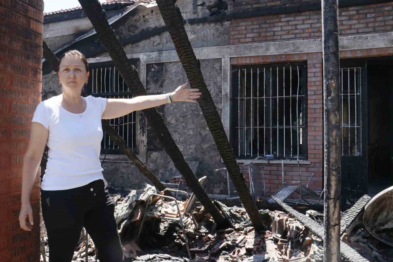 Depremin yıkamadığı evleri yangın yerle bir etti