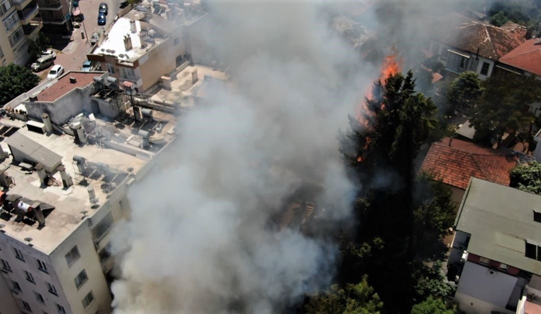 İtfaiye erlerinin söndürürken ölümden döndüğü metruk bina yangını muhtarı da isyan ettirdi