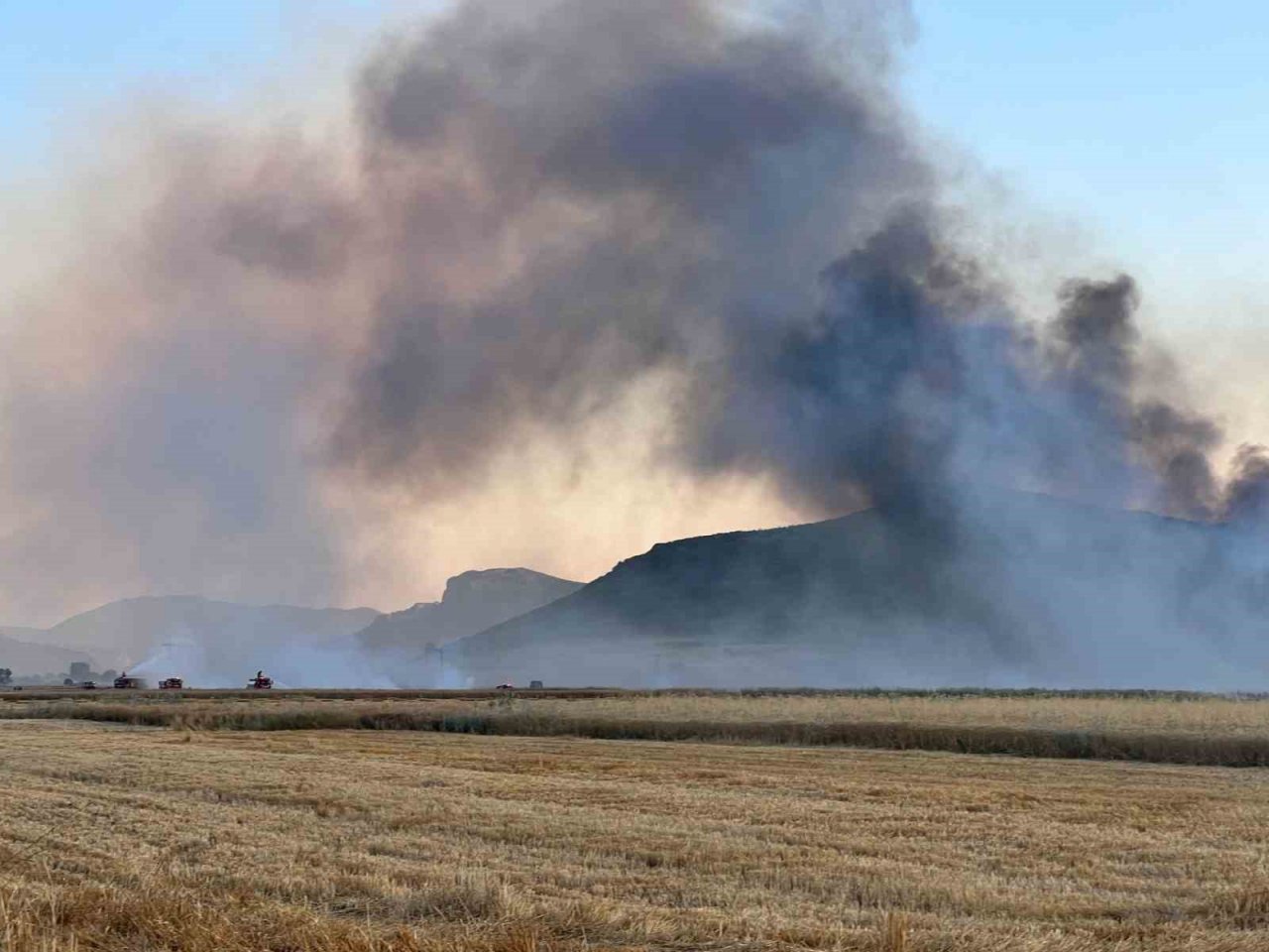Burdur’da 300 dekarlık tarım arazisi ve saman balyaları küle döndü