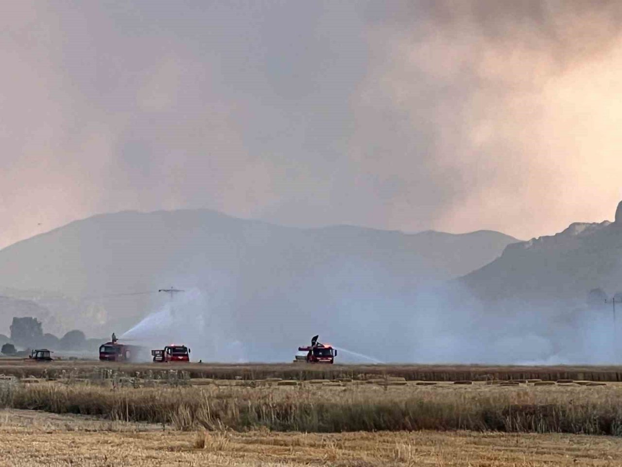 Burdur’da 300 dekarlık tarım arazisi ve saman balyaları küle döndü