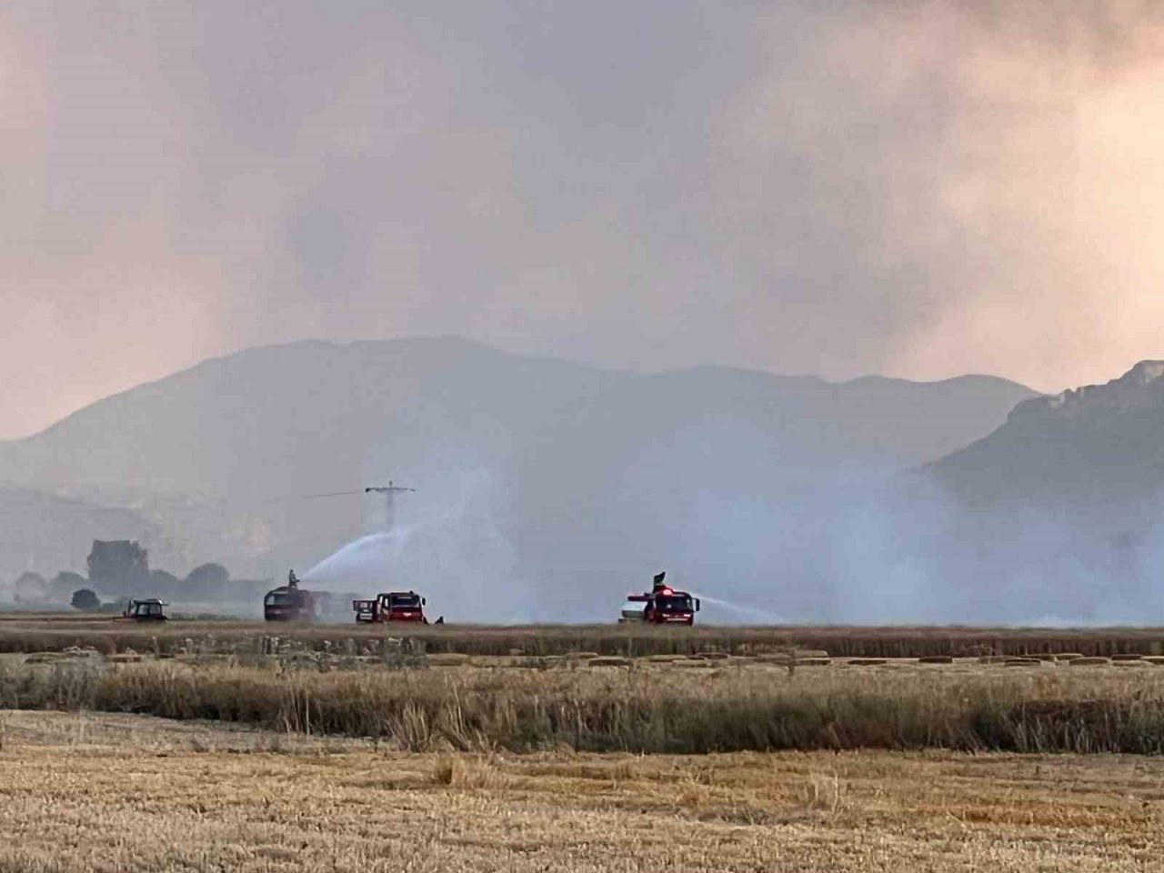 Burdur’da 300 dekarlık tarım arazisi ve saman balyaları küle döndü
