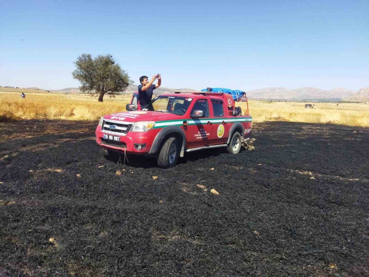 Burdur’da 300 dekarlık tarım arazisi ve saman balyaları küle döndü