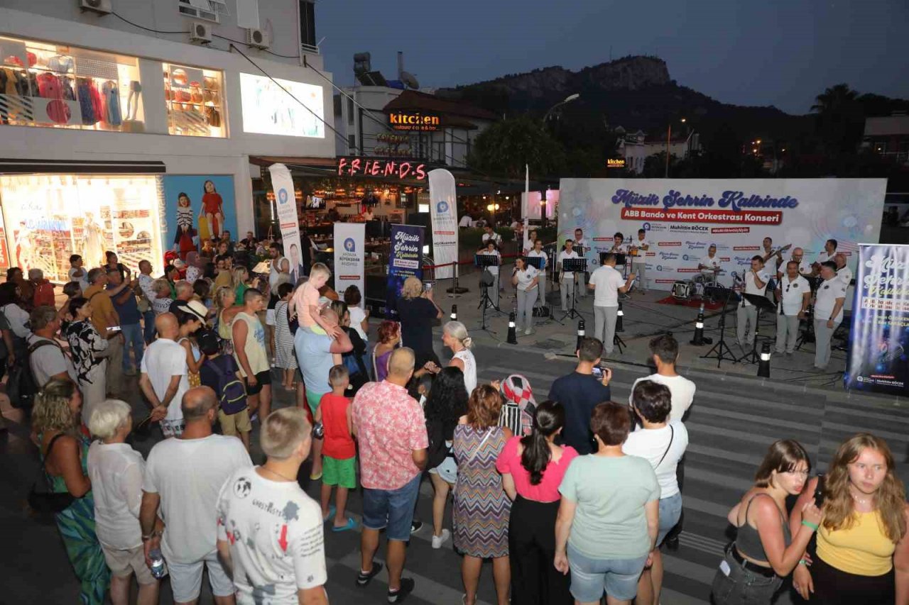 Antalya Büyükşehir Belediyesi’nin yaz etkinlikleri sürüyor