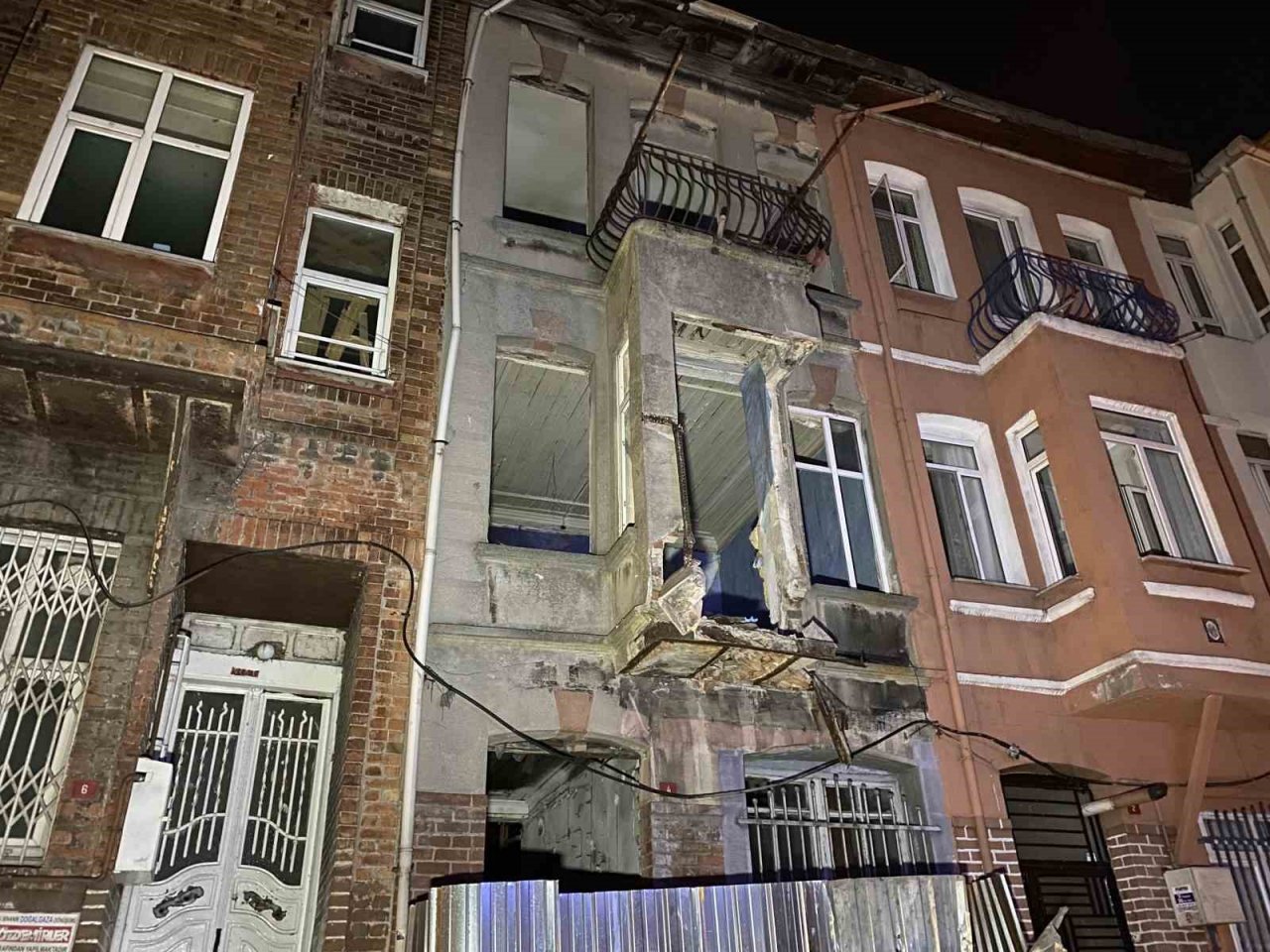 Balat’ta 3 katlı metruk binanın balkonu çöktü