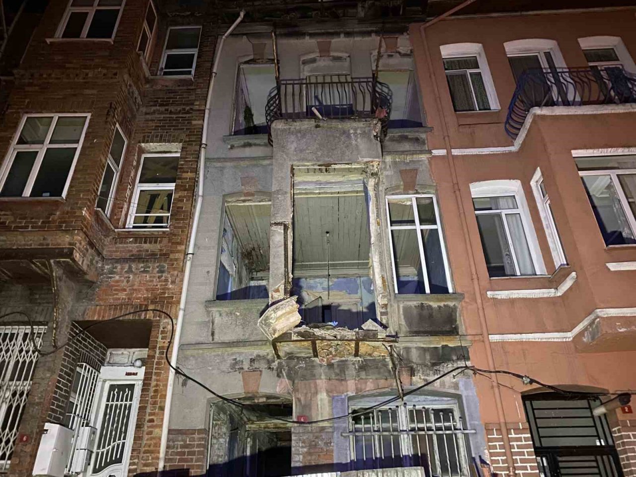Balat’ta 3 katlı metruk binanın balkonu çöktü