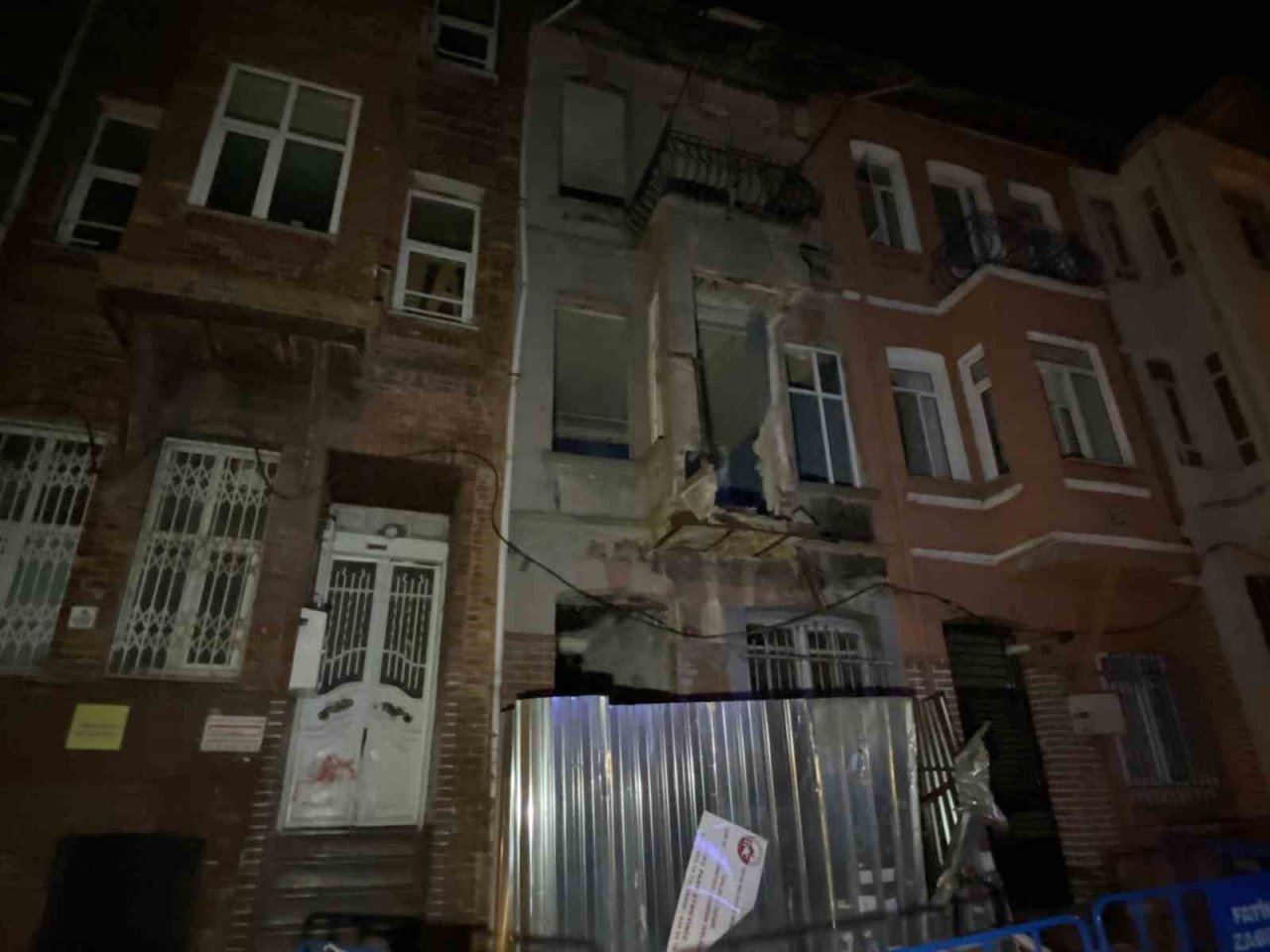 Balat’ta 3 katlı metruk binanın balkonu çöktü