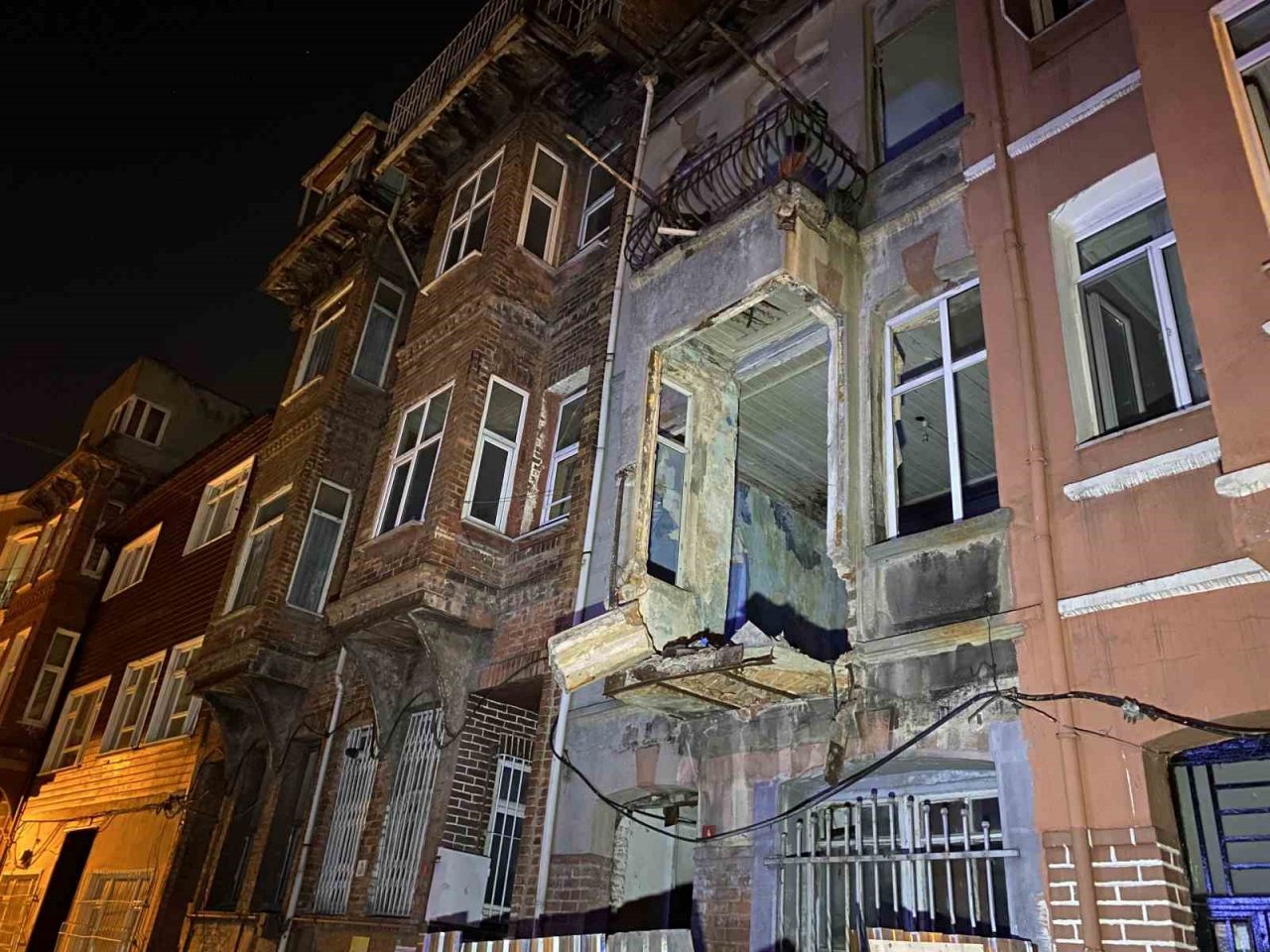 Balat’ta 3 katlı metruk binanın balkonu çöktü