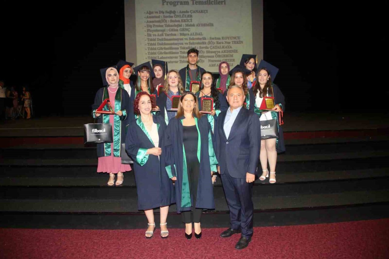 Ç.Ü. Abdi Sütcü Sağlık Hizmetleri MYO’da mezuniyet sevinci