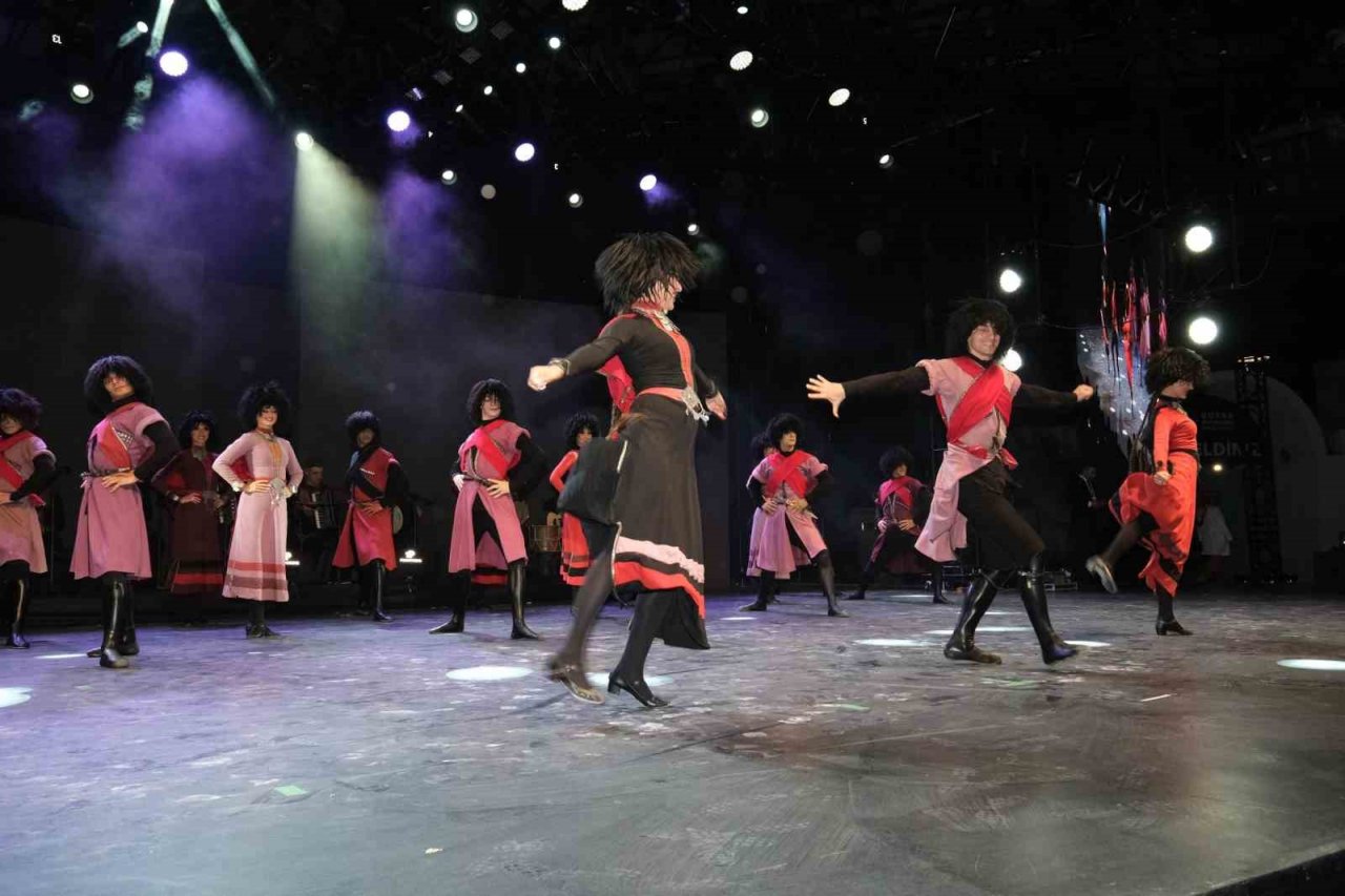 Bursa Festivali’nde yer çekimine meydan okuyan gösteri