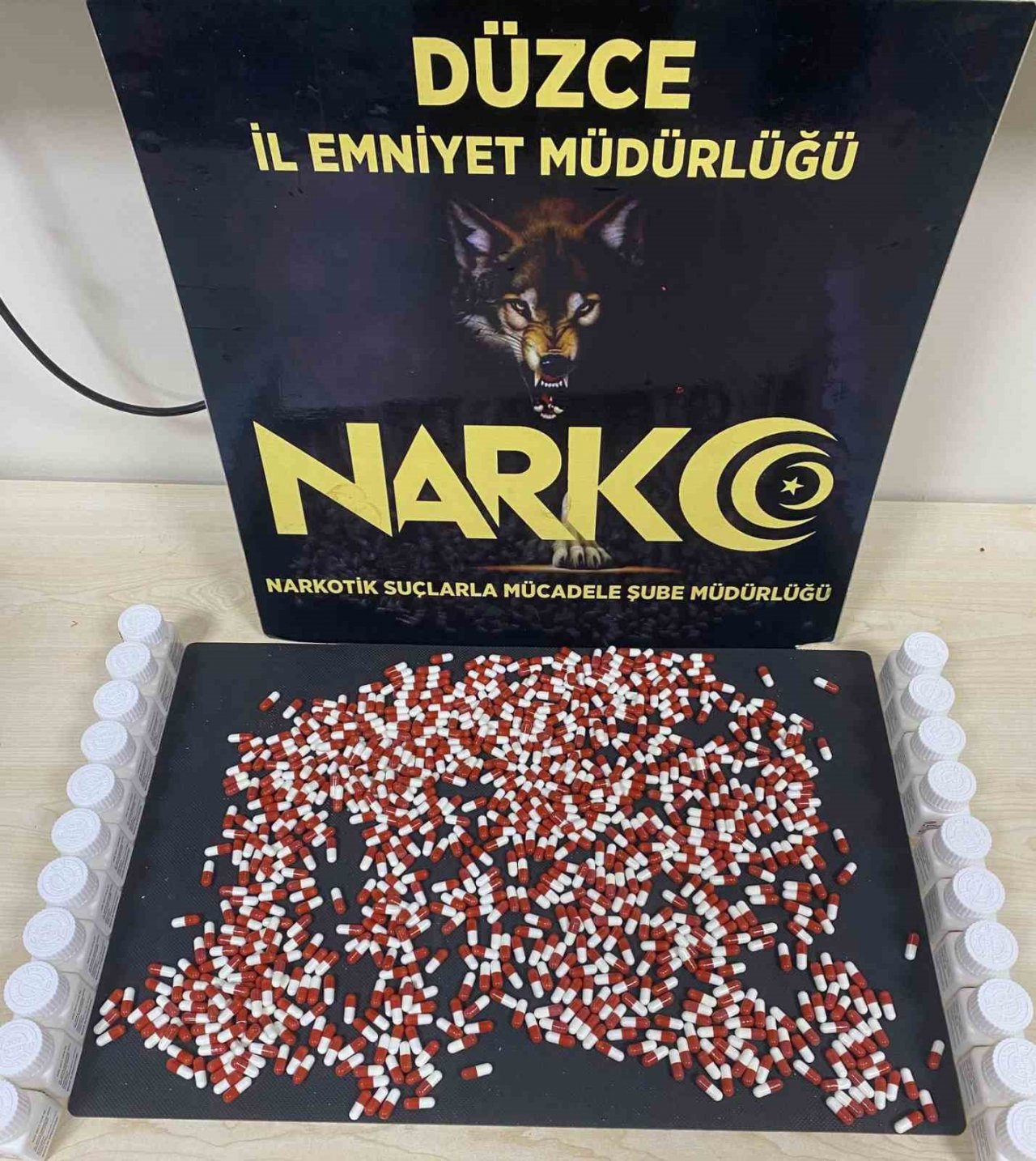 Şüphe üzerine durdurulan araçtaki şahısların üzerinden uyuşturucu çıktı