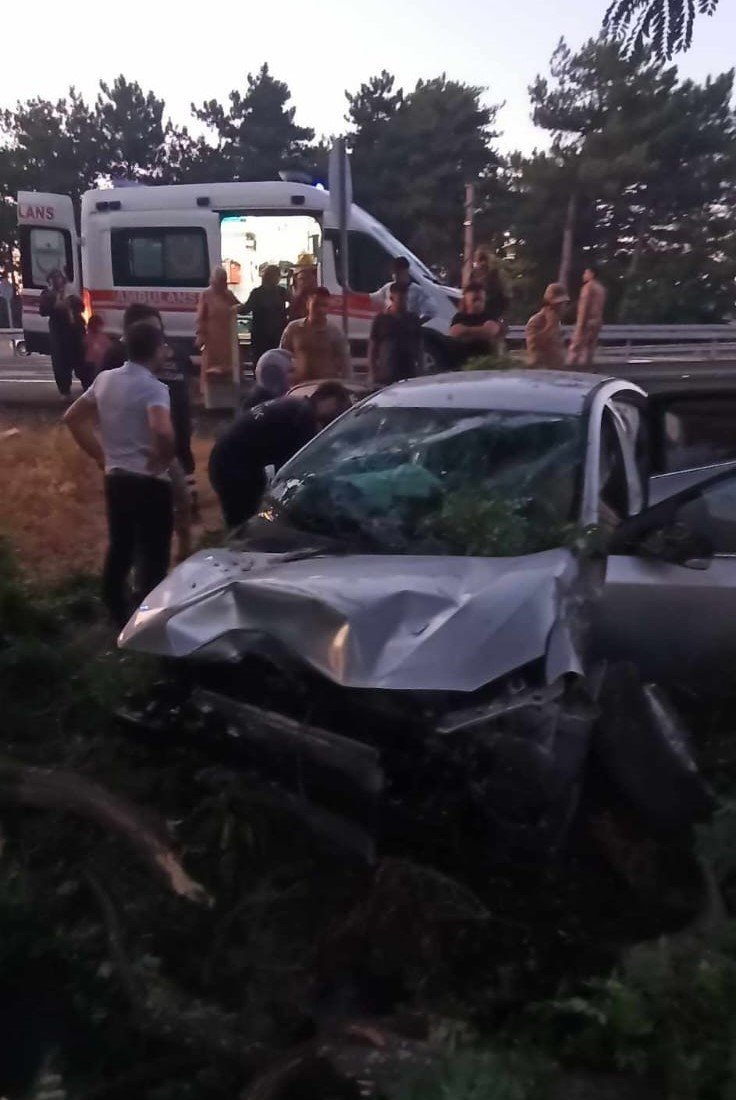 Elazığ’da otomobil şarampole uçtu: 4 yaralı