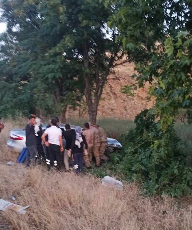 Elazığ’da otomobil şarampole uçtu: 4 yaralı
