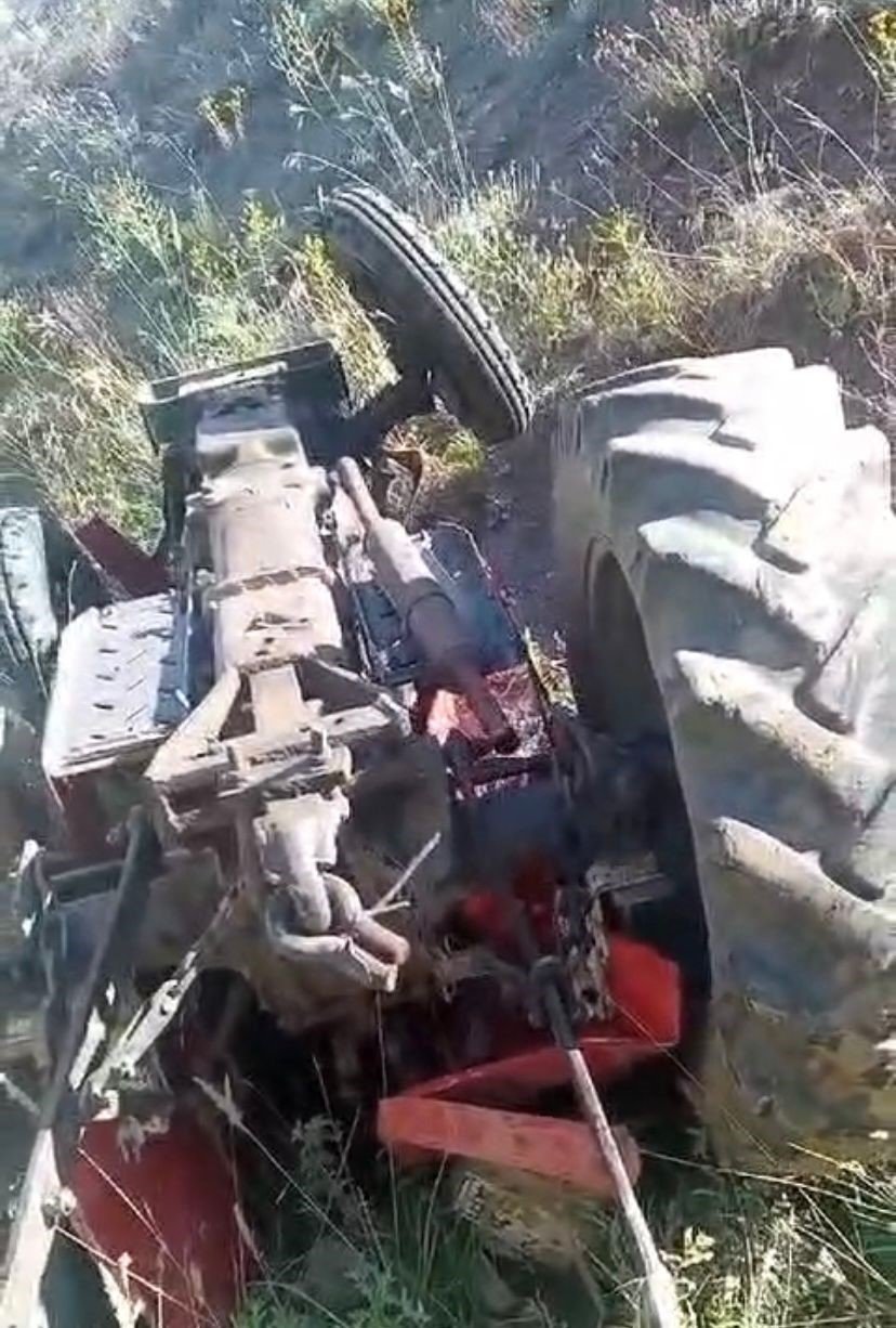 Ters dönen traktörden atlayarak kurtuldu