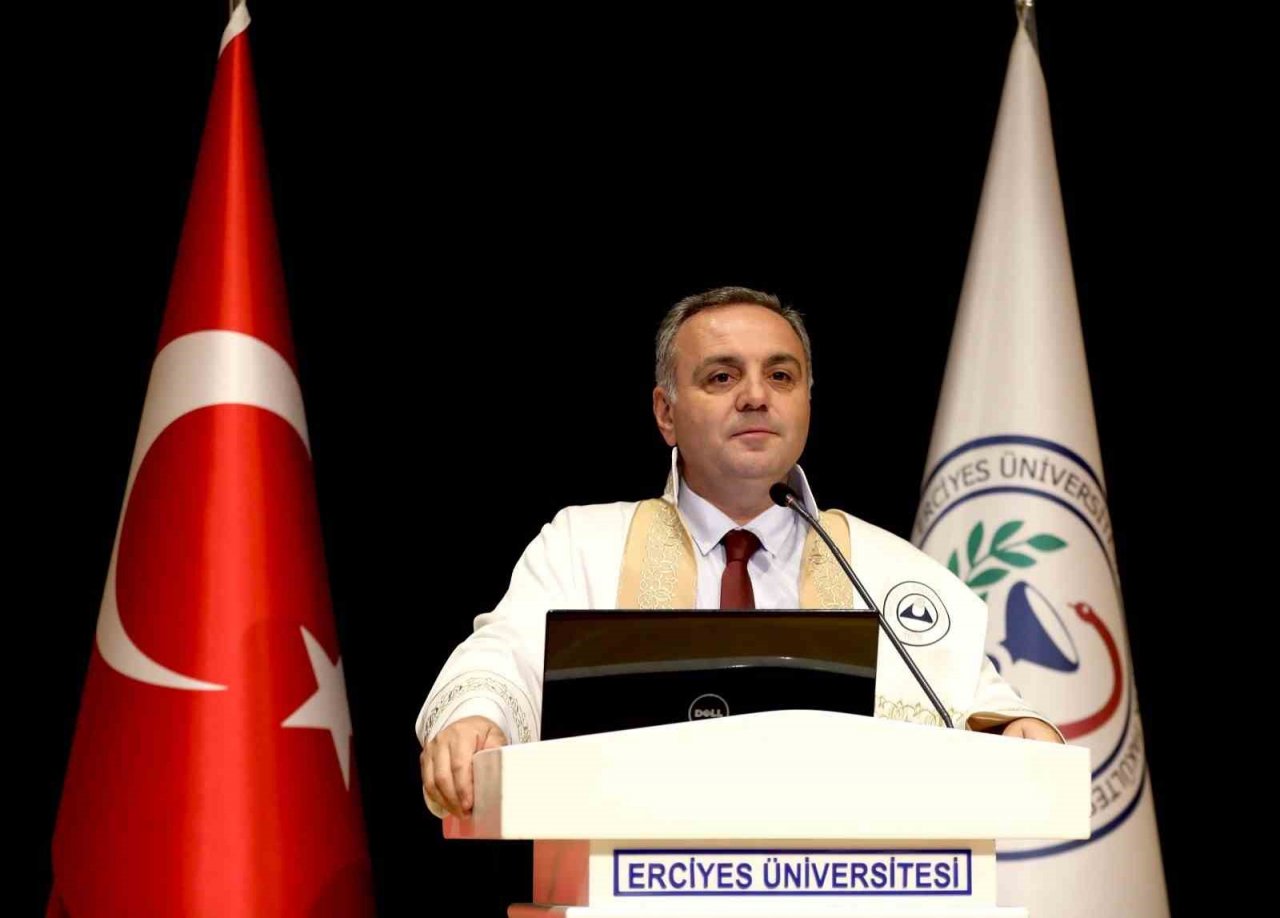 ERÜ Eczacılık Fakültesi yeni mezunlarını verdi