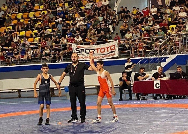 Erzurumlu güreşçiler madalyalarla döndü