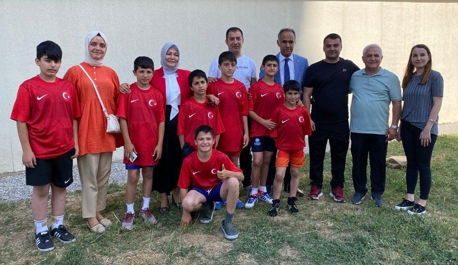 Erzurumlu güreşçiler madalyalarla döndü