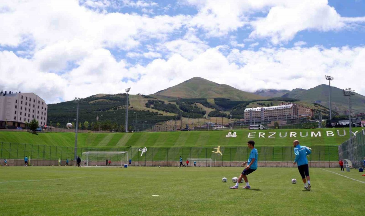 Palandöken, futbol takımlarının gözde kamp merkezi oldu