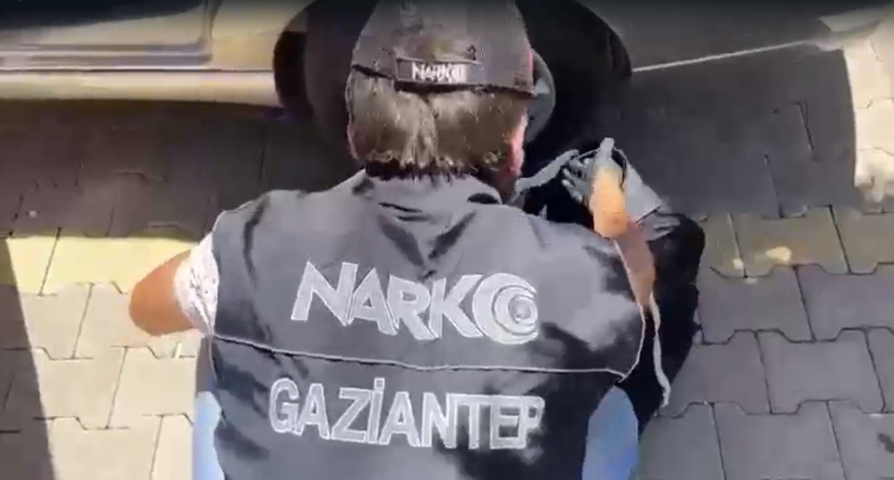 Durdurulan araçtan valiz valiz uyuşturucu çıktı