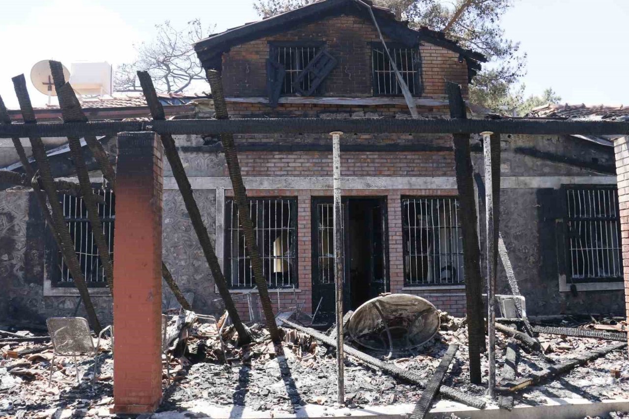 Depremin yıkamadığı evleri yangın yerle bir etti