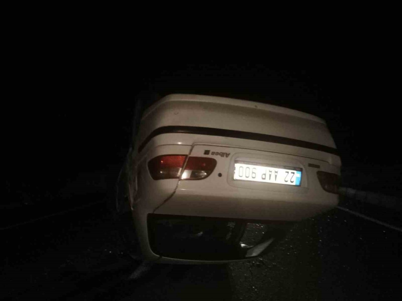 Hafif ticari araç ile otomobilin çarpıştığı kazada 2 kişi yaralandı