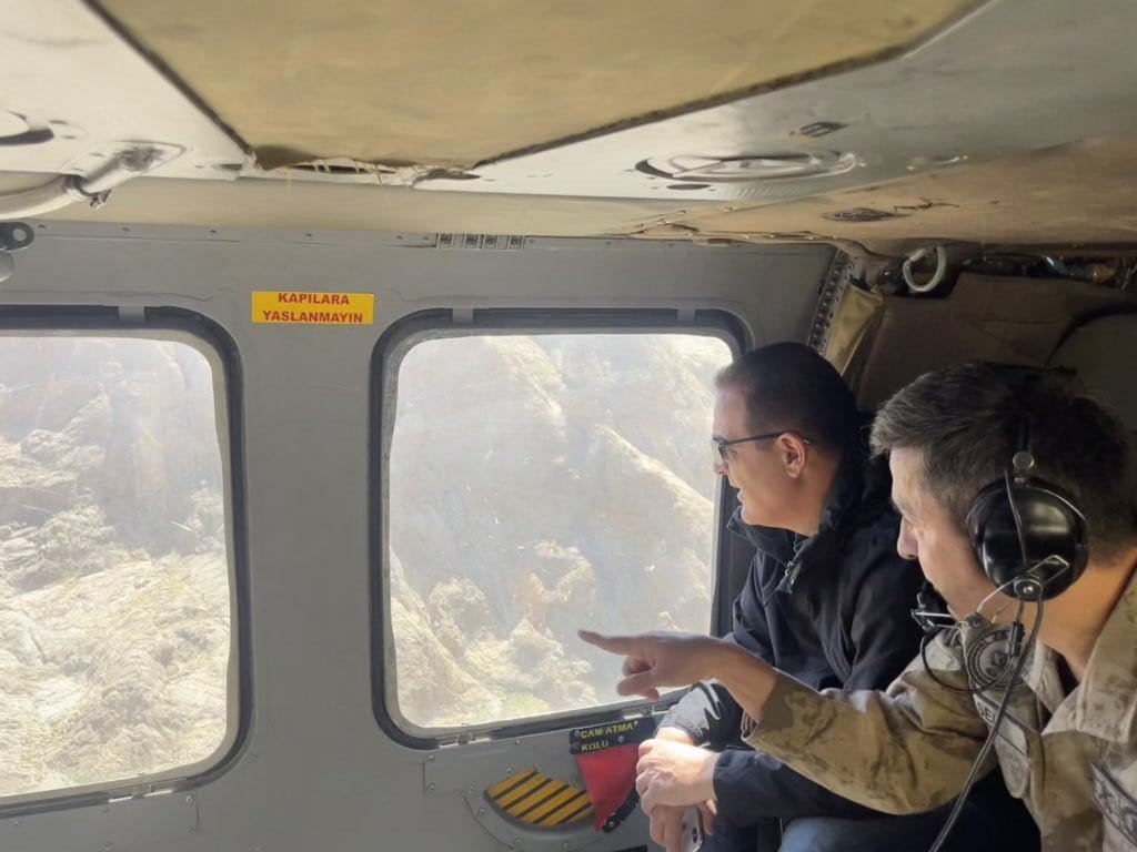 Vali Akbıyık buzul bölgesinde incelemelerde bulundu