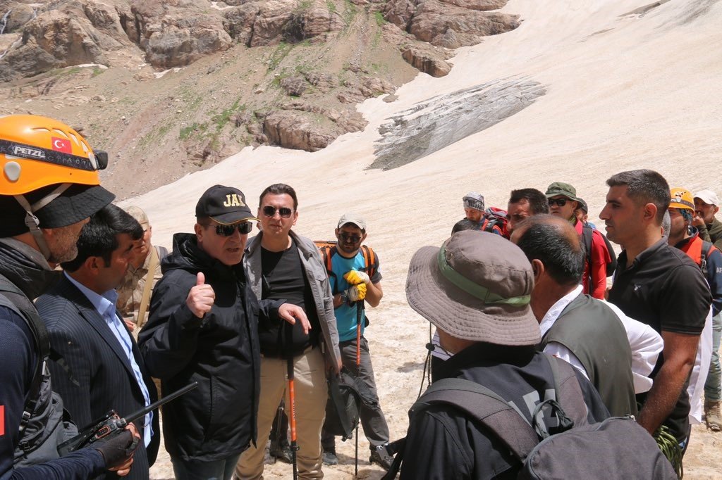 Vali Akbıyık buzul bölgesinde incelemelerde bulundu