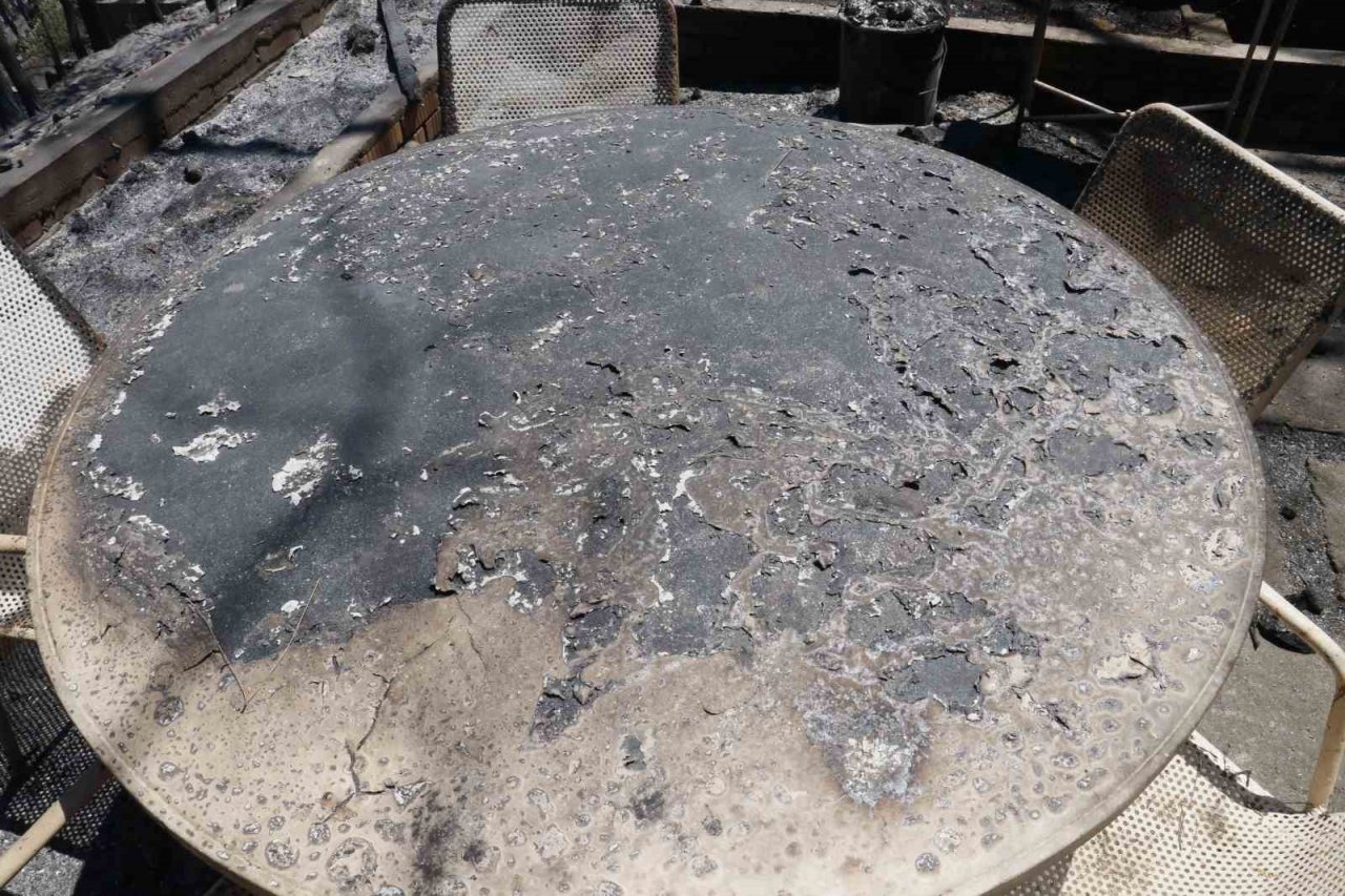 Depremin yıkamadığı evleri yangın yerle bir etti