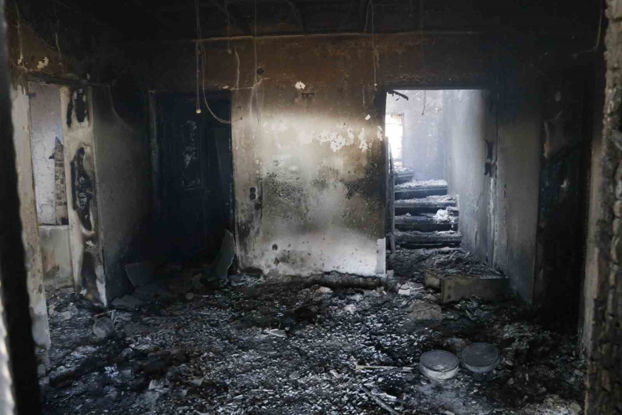 Depremin yıkamadığı evleri yangın yerle bir etti