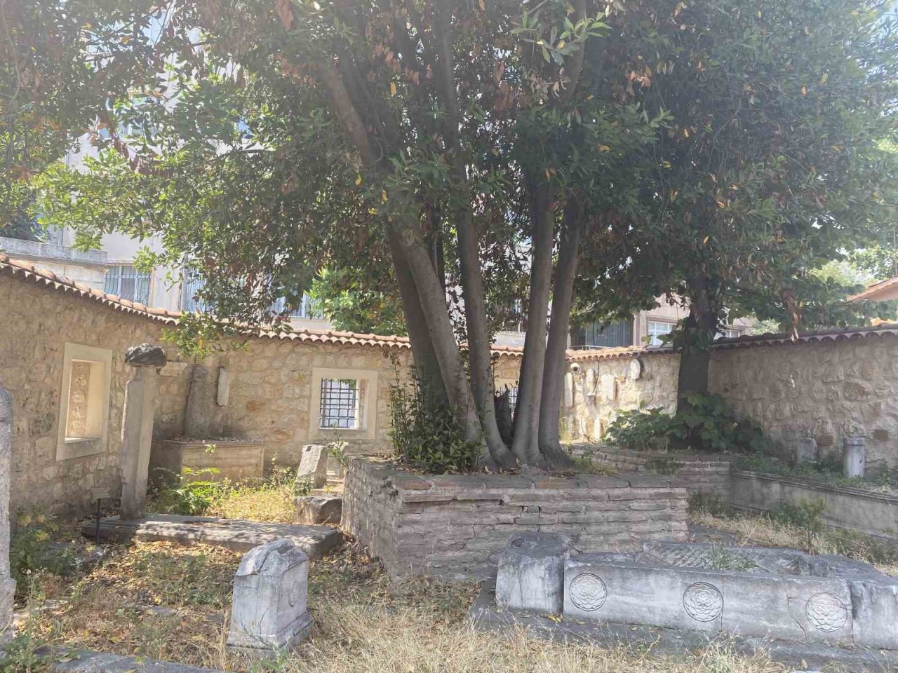 Çatısında amfora, bodrumunda pagan mezarı bulunan Şeyh Süleyman Mescidi dikkat çekiyor