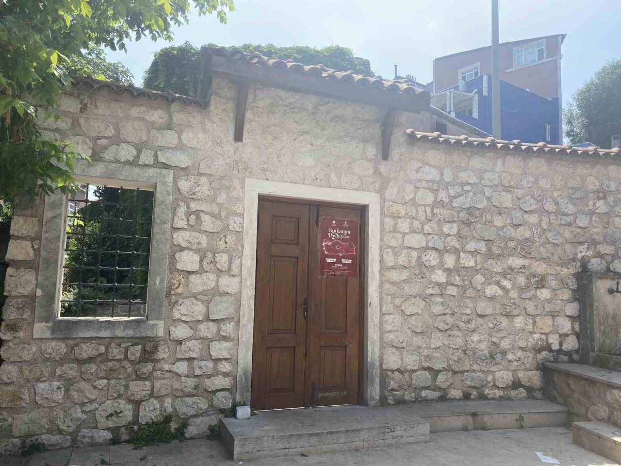 Çatısında amfora, bodrumunda pagan mezarı bulunan Şeyh Süleyman Mescidi dikkat çekiyor