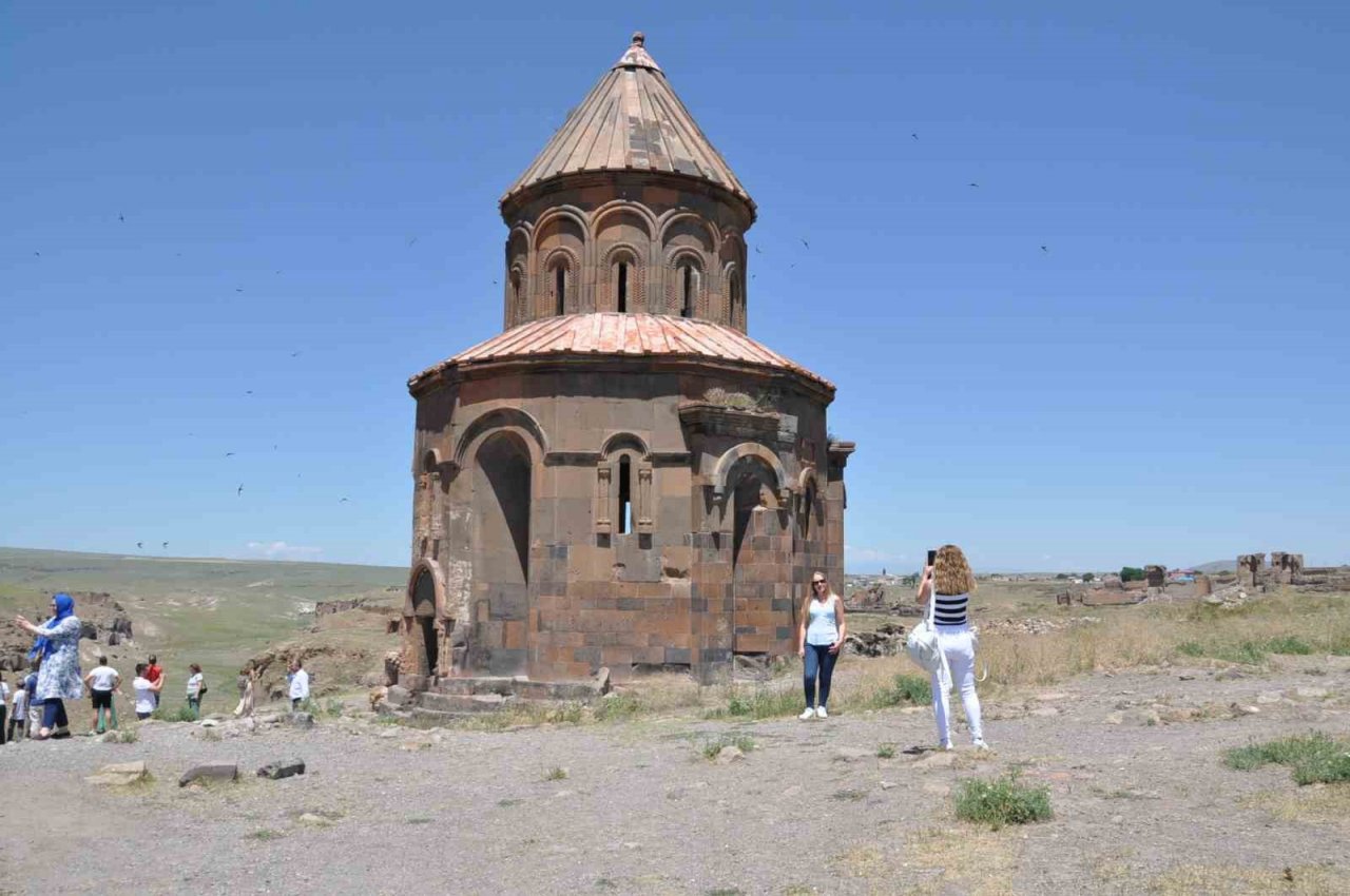 Kars’ta, “40 kapılı şehir” yoğun ilgi görüyor