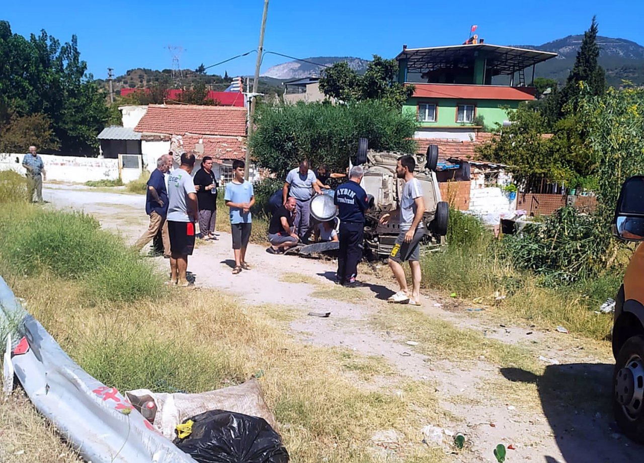 Söke’de virajı alamayan araç takla attı