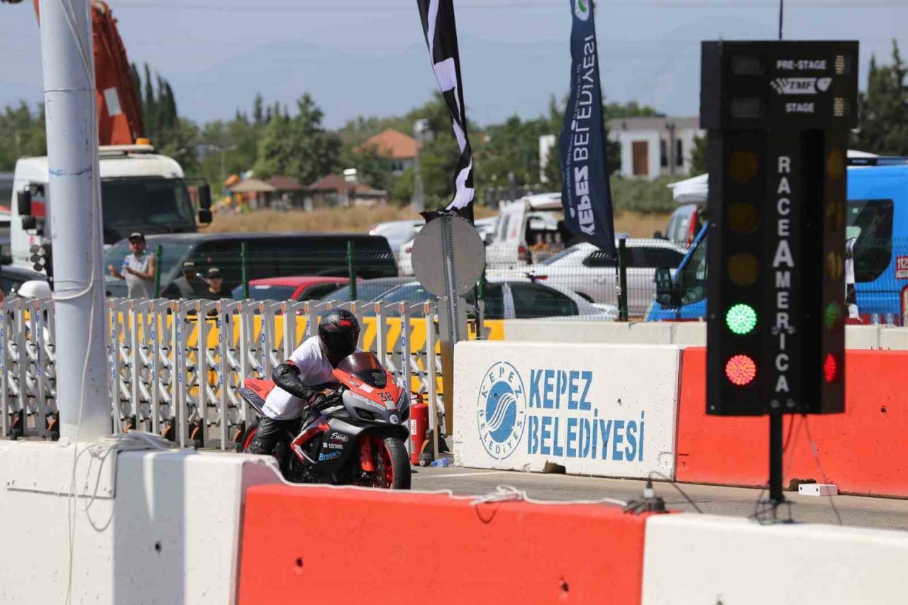 Kepez’de motodrag yarışları nefesleri kesti