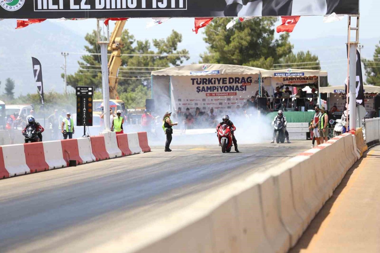 Kepez’de motodrag yarışları nefesleri kesti