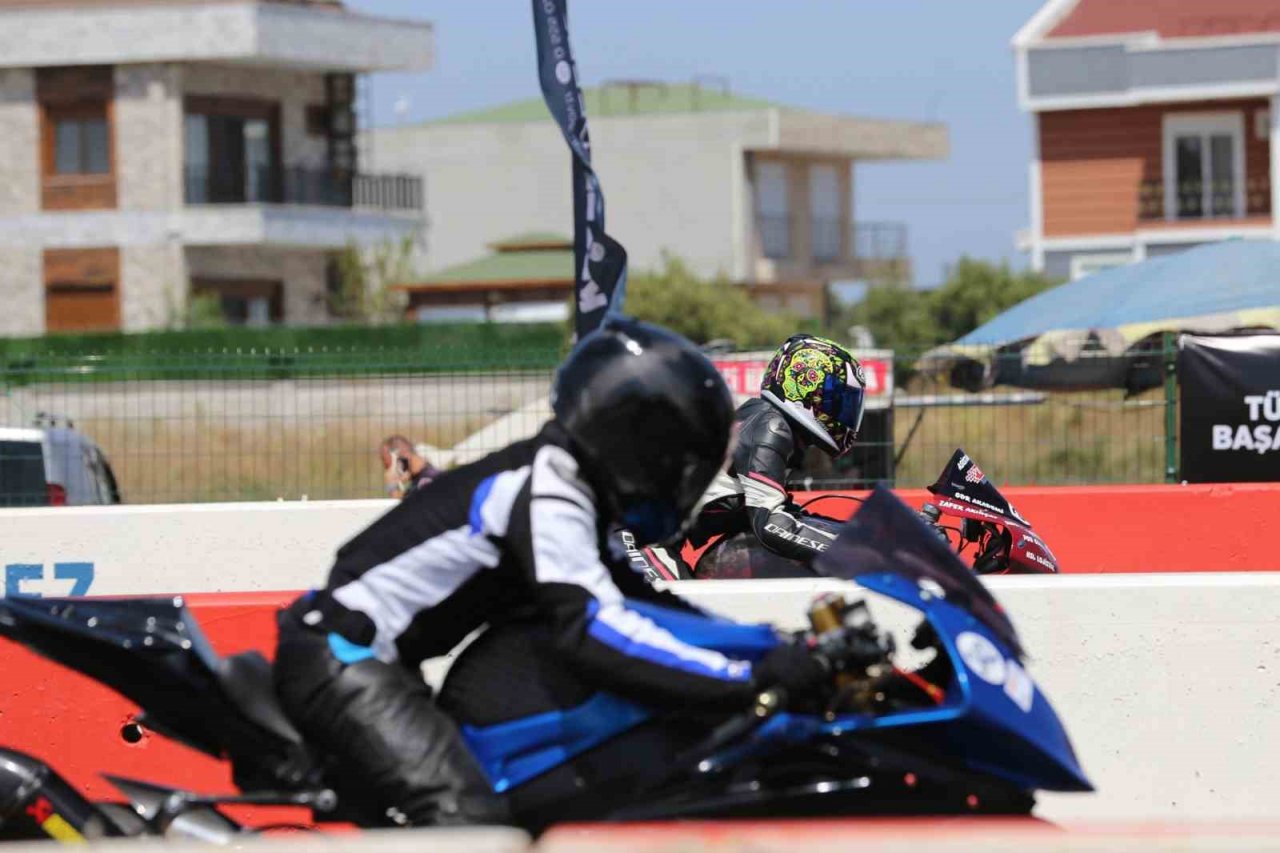 Kepez’de motodrag yarışları nefesleri kesti