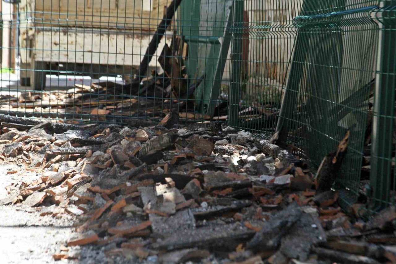 İtfaiye erlerinin söndürürken ölümden döndüğü metruk bina yangını muhtarı da isyan ettirdi